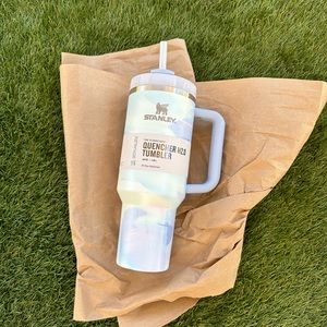 Stanley The Clean Slate Flowstate
Quencher 40oz Tumbler
Cool Serene Brushstroke